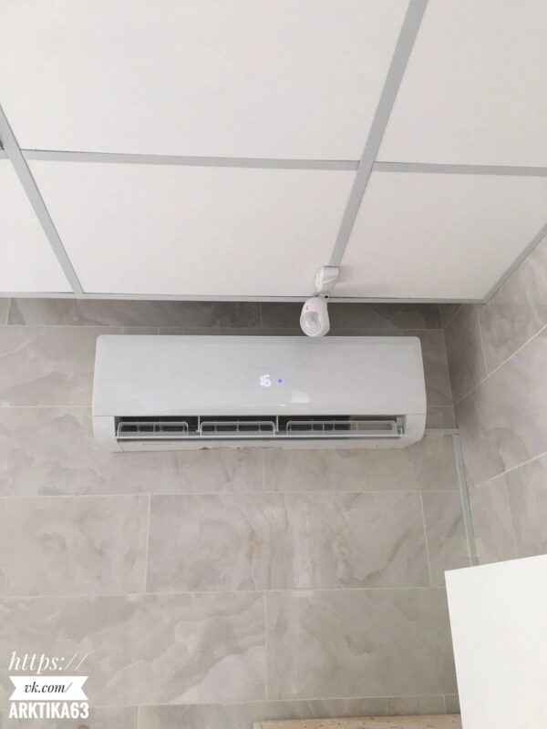 Внутренний блок Haier Lightera HP с открытыми жалюзи, вид спереди