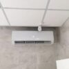 Внутренний блок Haier Lightera HP с открытыми жалюзи, вид спереди
