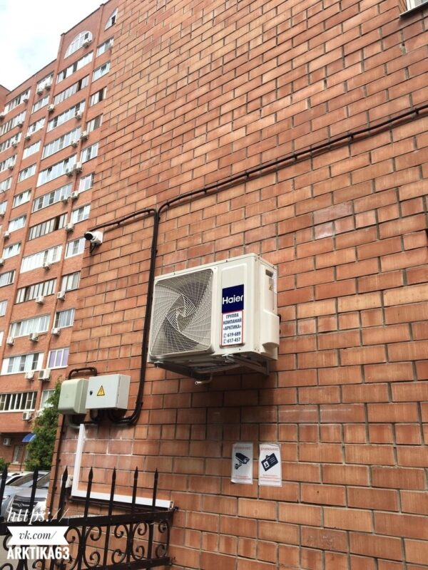 Наружный блок Haier на кронштейнах на кирпичном фасаде