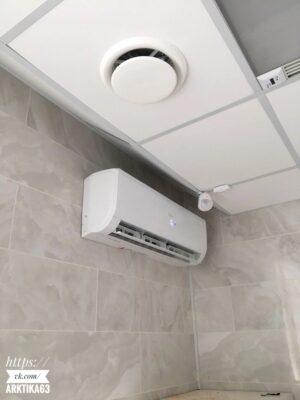 Внутренний блок Haier Lightera HP на стене под подвесным потолком