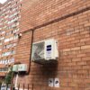 Наружный блок Haier на кронштейнах на кирпичном фасаде