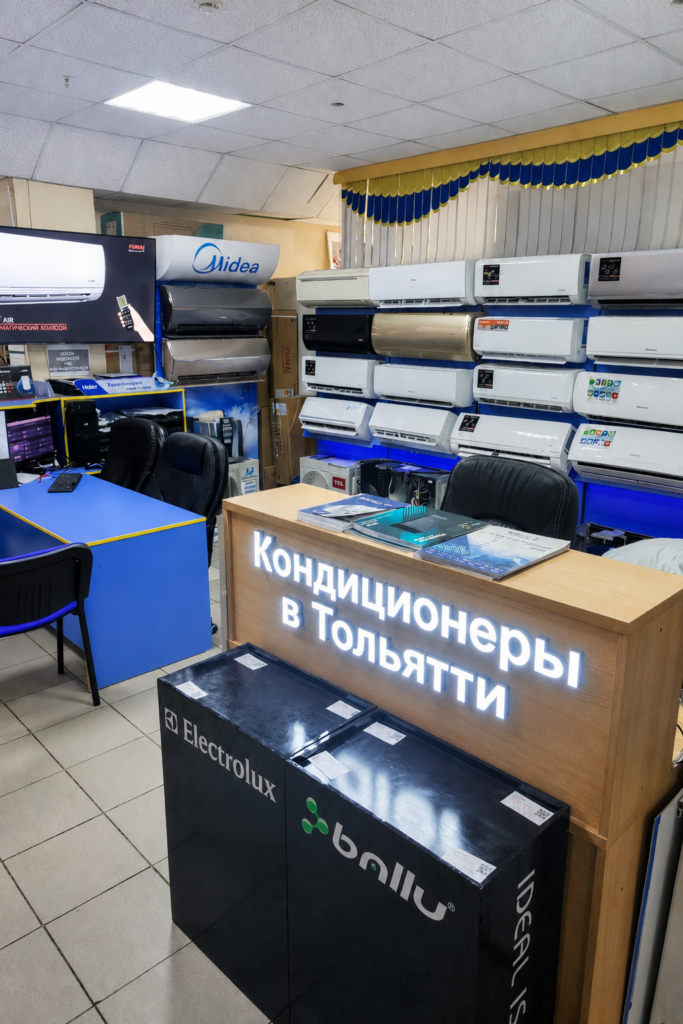 Торговая точка «Арктика» в ТЦ «Карусель»: стенд кондиционеров и стойка консультанта
